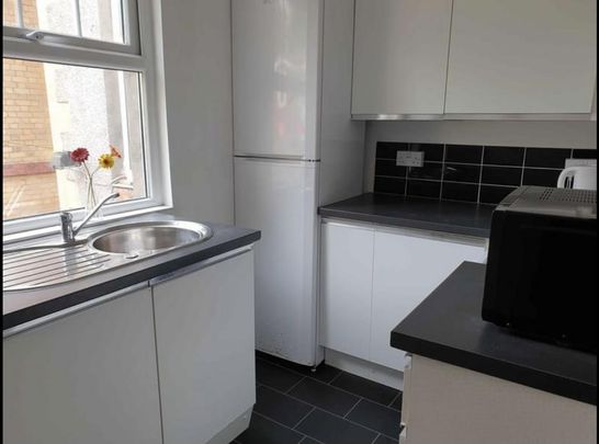 1 bedroom in a house share to rent - Photo 1