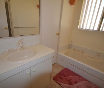 Comfortable Family Living in Convenient Greenfields Location. - Photo 2