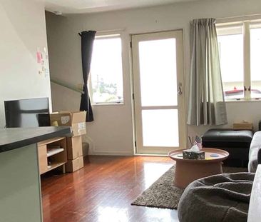 TWO BEDROOM, TWO CARPARK ‘DIAMOND IN THE CITY’ - Photo 1