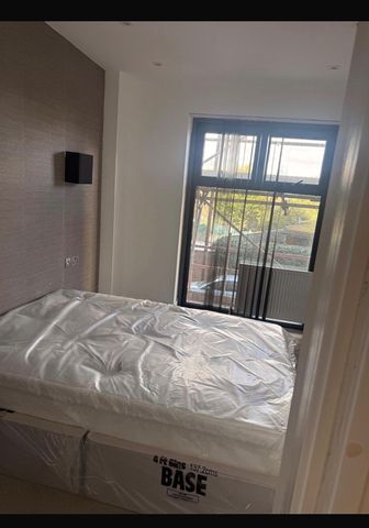 1 Bed Flat, Rolt St, SE8 - Photo 2