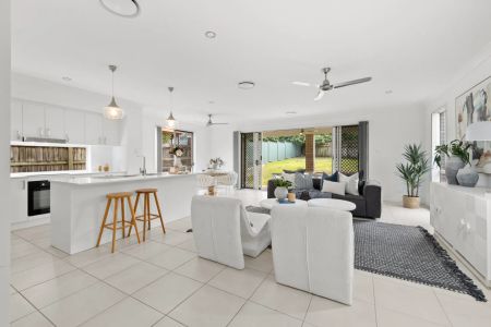 Immaculate Family Home with Ducted Aircon, Solar and Spacious Living ! - Photo 4
