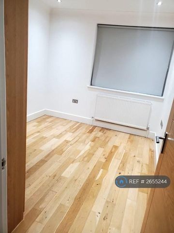 1 bedroom in a flat share to rent - Photo 5