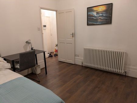 2 Bed Flat, Shooters Hill Road, SE3 - Photo 3