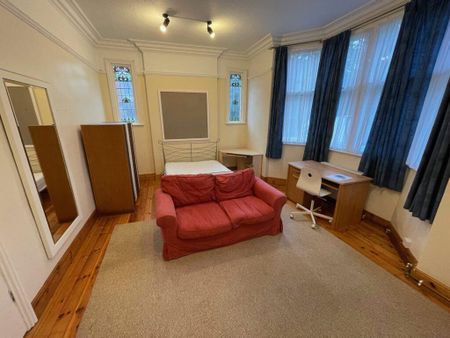 5 bedroom end of terrace house to rent - Photo 3