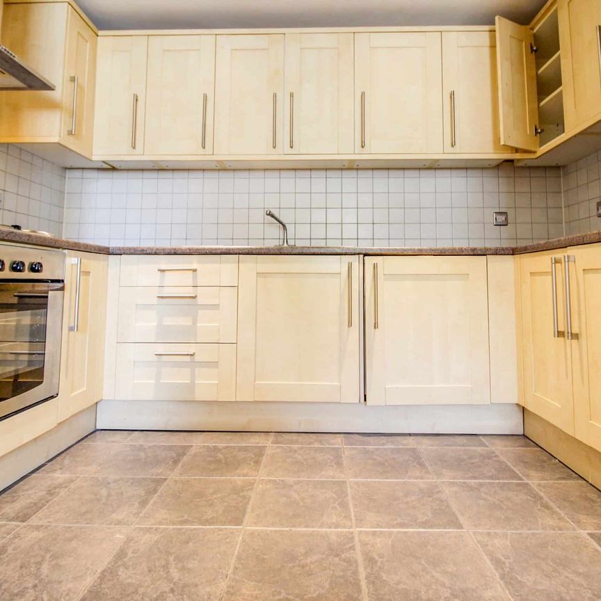 Flat 3, The Old Manse 2B Swindon Street, Swindon, Highworth, SN6 - Photo 1
