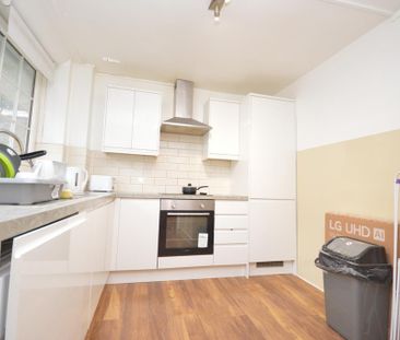 1 bedroom in a flat share to rent - Photo 3