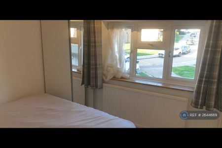 1 bedroom in a flat share to rent - Photo 3