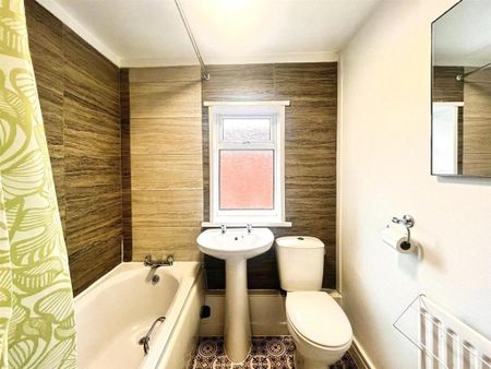 3 bedroom flat to rent - Photo 2