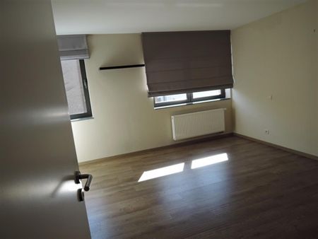 Lumineux rez de chaussée duplex avec parking à 1640 rhode st genese  Loyer: 1 300 € - Photo 5