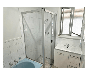 Charming 3-Bedroom, 1-Bathroom Home for Rent in Valley View - Photo 6