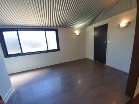 Large 3 Bedroom Queenslander For Rent - Photo 3