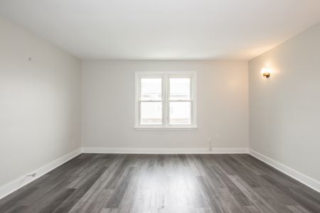 Cozy 2 Bedroom Upper Unit in Welland!! - Photo 4