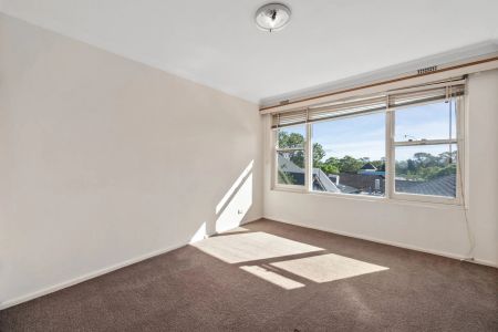 Top floor, oversized two bedroom apartment - Photo 4