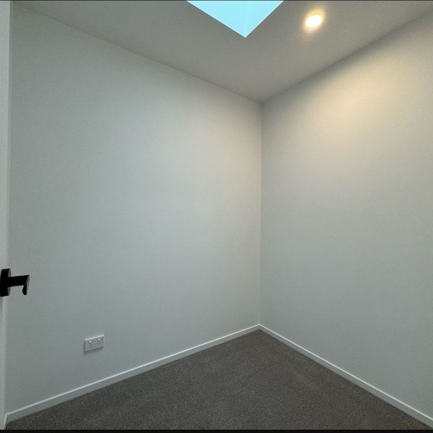 Stylish 2-Beds and study Townhouse in Flat Bush - Photo 1