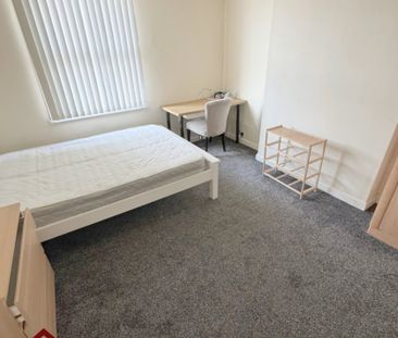 7 Bedroom Mid Terraced House - Photo 3