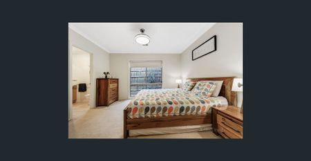 Walking to the Train Station and shops! 4 Bedrooms Spacious ! - Photo 2