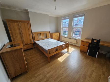 6 Bed - 137 Ash Road, Headingley, Leeds - LS6 3HD - Student - Photo 5