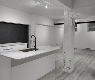 4855 Queen Mary road - Beautiful 1-bedroom apartment for rent! - Photo 2