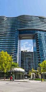 Modern 1-Bedroom Apartment with Stunning Views in Yaletown - Photo 3