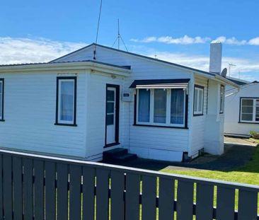 Charming two bedroom home with studio - Photo 3