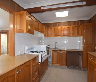 BEAUTIFUL FAMILY HOME!! - Photo 4