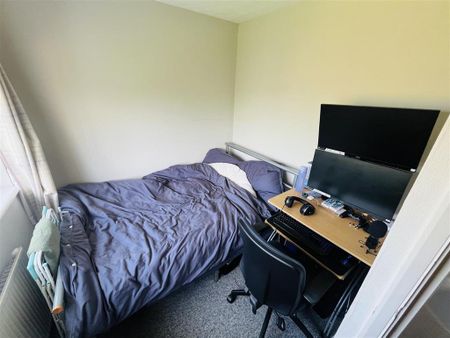 4 bedroom semi-detached house to rent - Photo 2