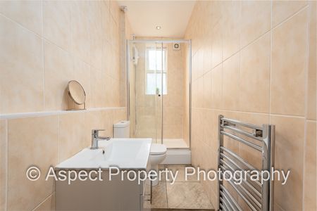Modern & Stylish Living. Huge Rooms! CV31 - Photo 3