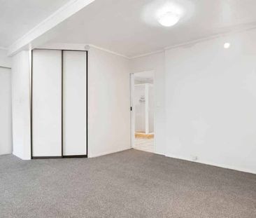 Sunny Five Bedroom Perfect Family Home in Torbay - Photo 3