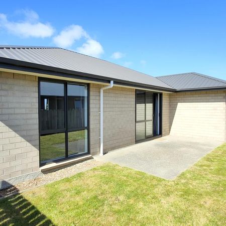 Modern comfort, fantastic location! - Photo 5