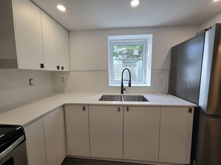 For Lease - 20 Newhaven Street Unit# B, South of Baseline to Knoxdale, Ontario - Photo 2