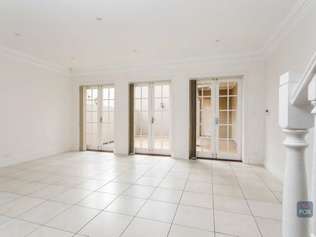 LARGE EXECUTIVE RESIDENCE WITH CLASSIC STYLE - Photo 3