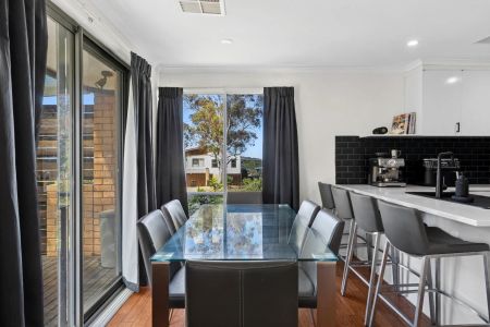 Free standing home on private block - Photo 4