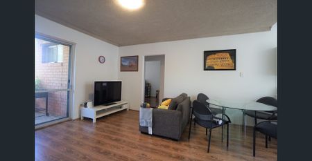 Renovated two bedroom unit walking To University, Shopping Centre, Metro and Buses - Photo 2