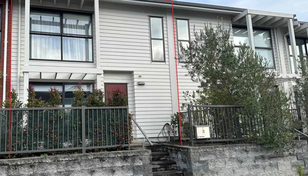 Townhouse with extras - Photo 1