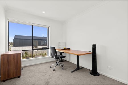 Stunning 4-Bedroom Home in Wollert - Photo 3