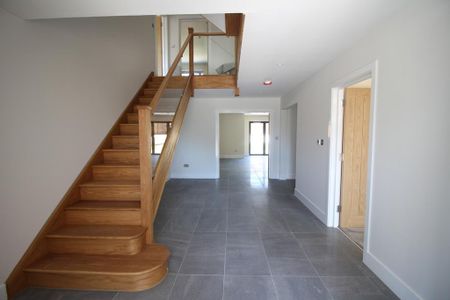5 bedroom detached house to rent - Photo 2