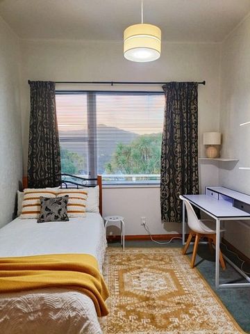 Sunny and Spacious 3/4-Bedroom, 2-Bathroom Home fo - Photo 3