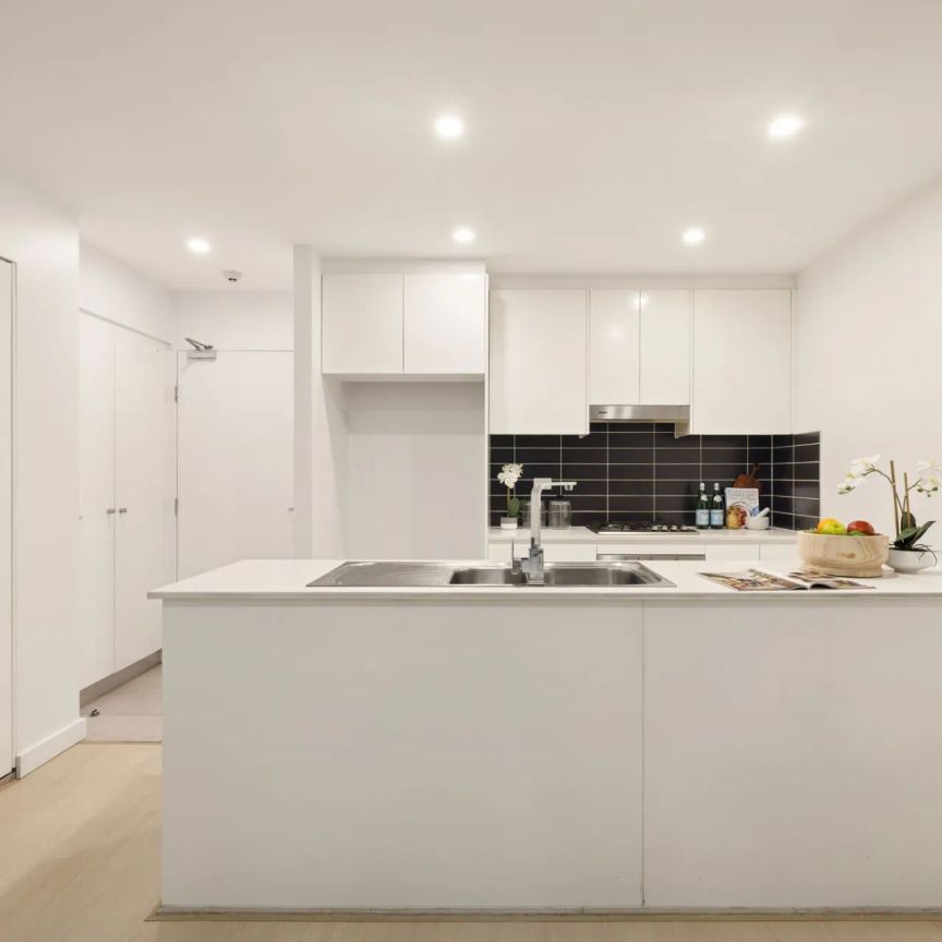 Modern villa-style apartment with lush garden views - Photo 1