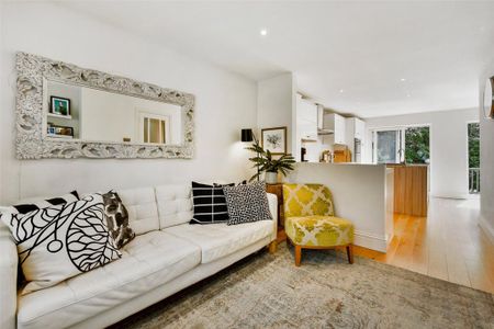 5 bedroom detached house to rent - Photo 2