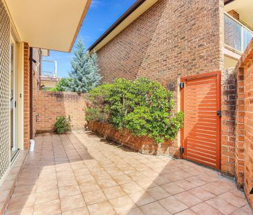 Stunning Three-bedroom townhouse - Photo 3