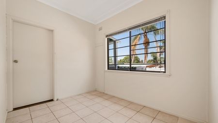 Charming 2-Bedroom Home - Photo 3