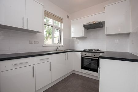 2 Bed Flat, High Road, N2 - Photo 2