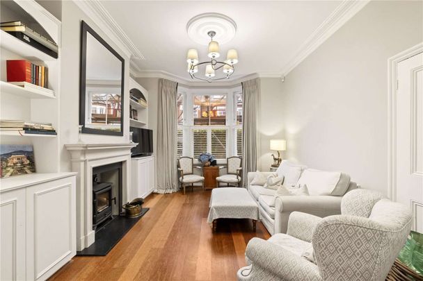 NO SHARERS. A beautifully presented three bedroom home on a desirable residential road in the Nightingale Triangle. - Photo 1