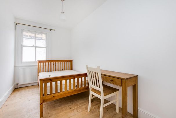 4 bedroom mews to rent - Photo 1