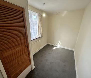 4 bedroom semi-detached house to rent - Photo 3