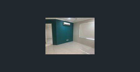 Large Executive Style - 4 Bedroom + Study – Media Room - Photo 2