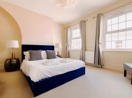 Three Bedroom House - Photo 5