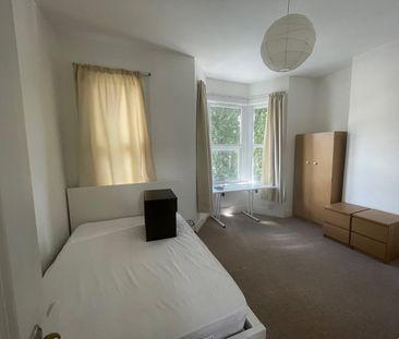 5 Bed Terraced House, Dayton Grove, SE15 - Photo 3