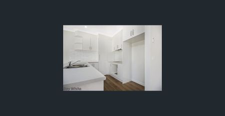 Modern 3-4 Bedroom Townhouse in the heart of Romsey - Photo 3