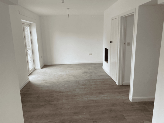 Home Gardens, Dagenham, RM10 - Photo 1